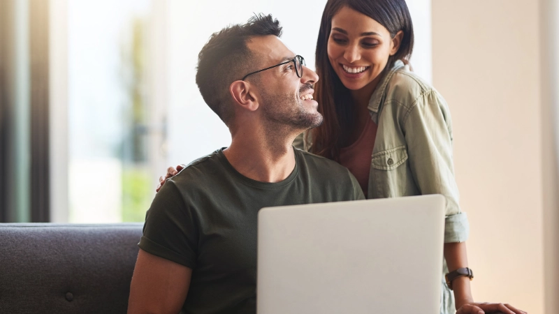 couple computer booking
